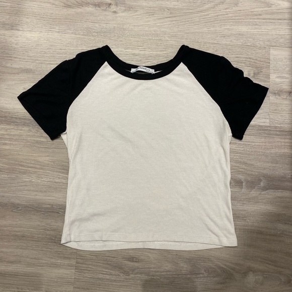 ⚫ Black and White Crop Top T-Shirt - Women’s Size Small ⚪ - Picture 2 of 4